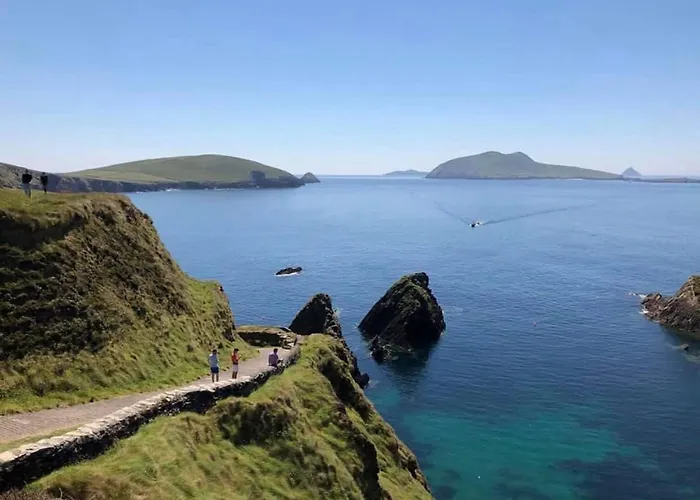 Daire Cille Apartments, Village